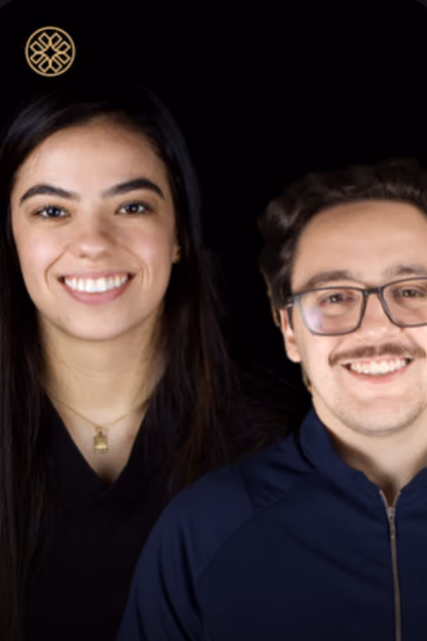 Capa do módulo de boas-vindas, com Mariana e Giovanni sorrindo sobre fundo preto.