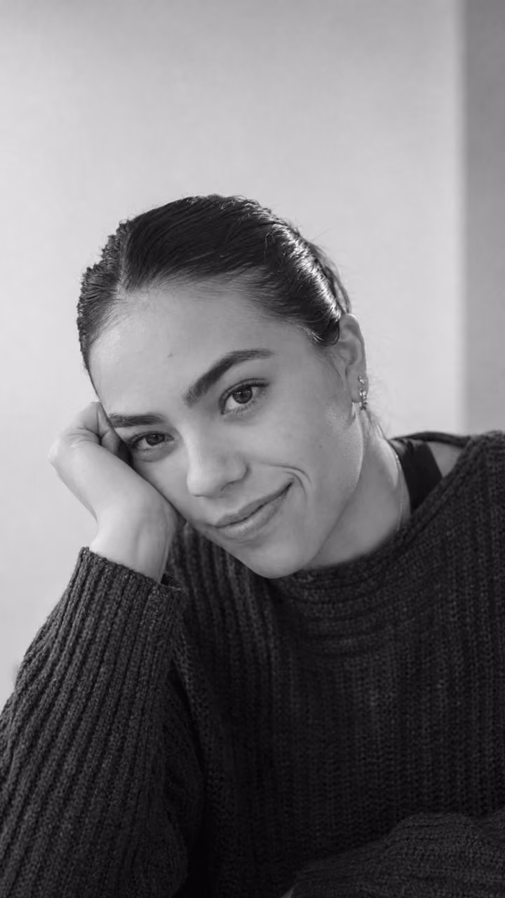 Retrato em preto e branco de Mariana Juglair