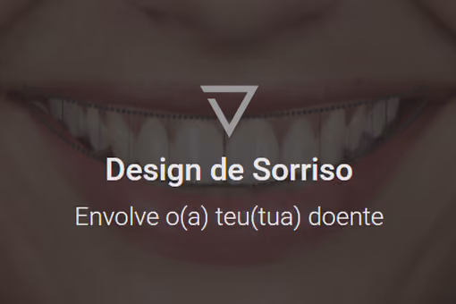 Cartão Design de Sorriso na tela inicial do Smilecloud, com um sorriso em close e o contorno dos dentes marcado.